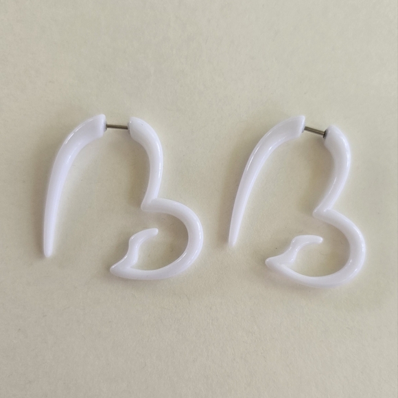 🤍 White Heart Faux Gauge Earrings - Picture 3 of 11